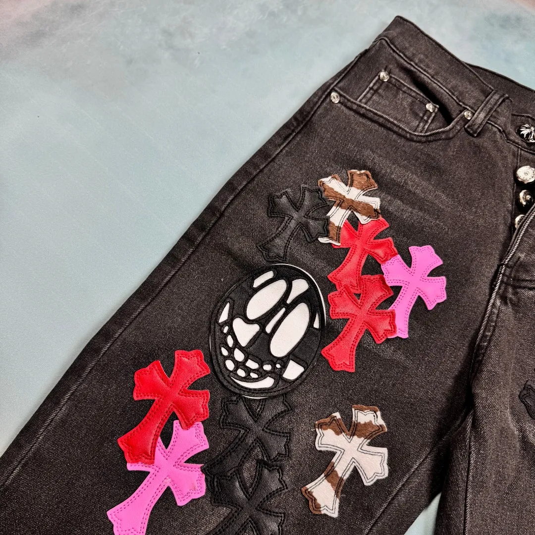 🅿️320 🔘Style No.-KL109 🔘Cro Heart𝐂𝐡𝐫𝐨𝐦𝐞 𝐇𝐞𝐚𝐫𝐭💥Breaking hot style💥CH three-color leather heavy-duty ghost face element rap cross jeans* [Same style as Nomi]-Original label Vintage textured jeans are coming Even if you are not a veteran in the fashion industry, you can easily notice that these jeans are extraordinary, and the vintage texture is restored to the extreme. Rare material, refined craftsmanship: Made of special cowhide originating in Italy, printed and then cut, paired with custom-made sheepskin, spliced ​​with three layers of thick-line leather. After being washed with heavy water and then hand-splashed with ink by craftsmen, every detail is high-end. Three-dimensional tailoring, diverse adaptability: Use three-dimensional tailoring technology to create a loose fit that is not flattering on your figure, making you look taller and slimmer while ensuring comfort. Both men and women can control it and easily create the same style for couples. Produced by a big factory, worry-free quality: It is produced by a big factory and follows the original factory quality control standards, allowing you to enjoy big-brand quality and design at an affordable price. Suitable for all seasons, these versatile and practical jeans are definitely an indispensable item in your wardrobe.  Size: S M L XL XXL (28.30.32.34.36) Color: Black